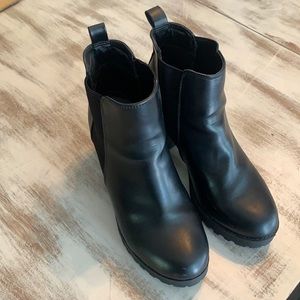 Celia women’s black bootie, size 9